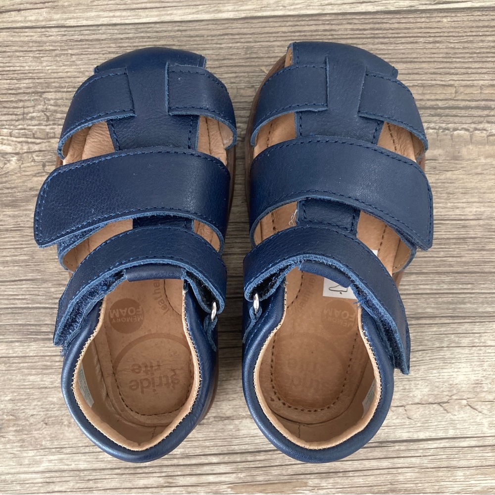 New toddler sandals size 6